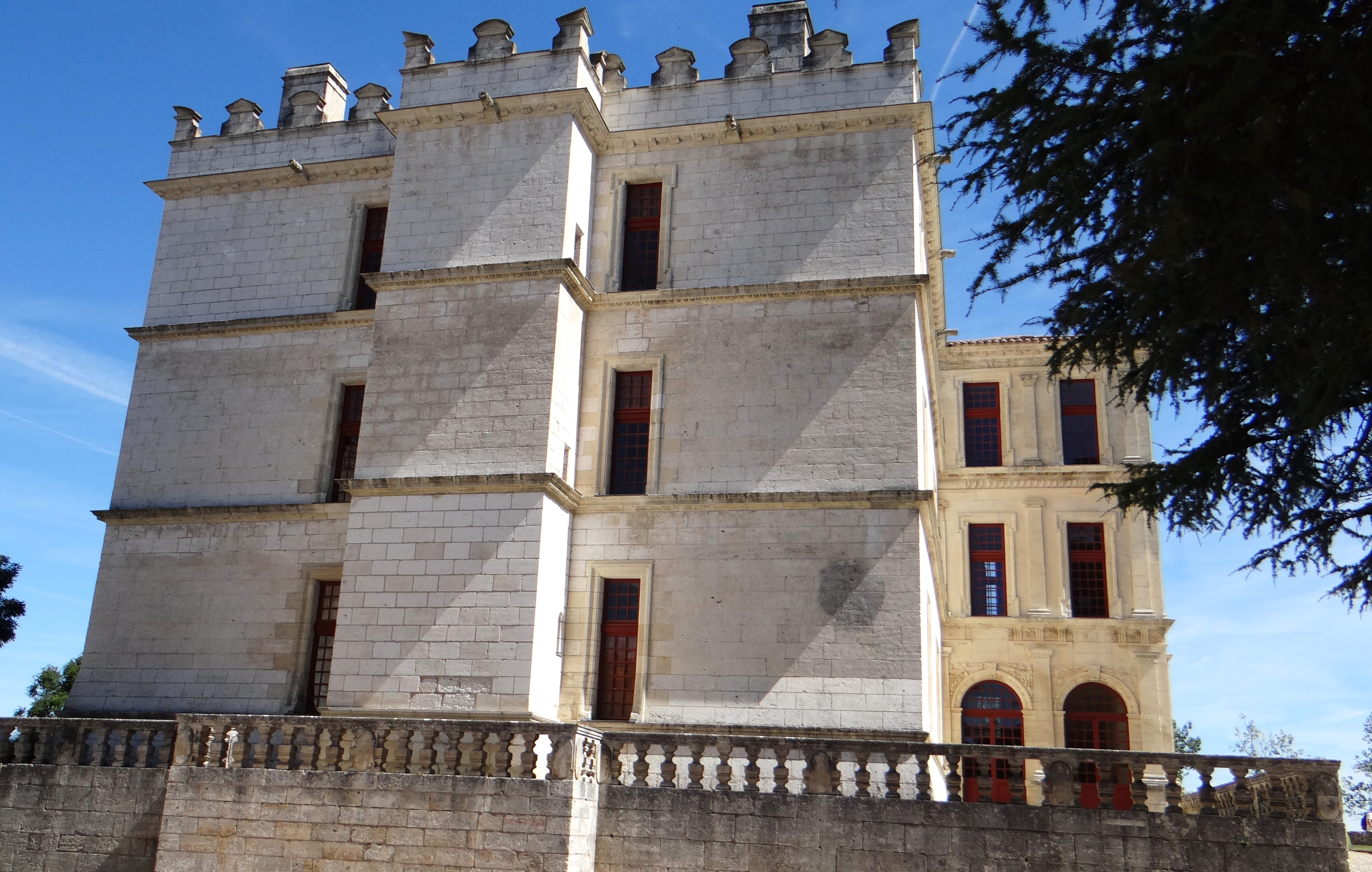 Château de Bourdeilles — château à Bourdeilles, Dordogne, intérieur, classé mh