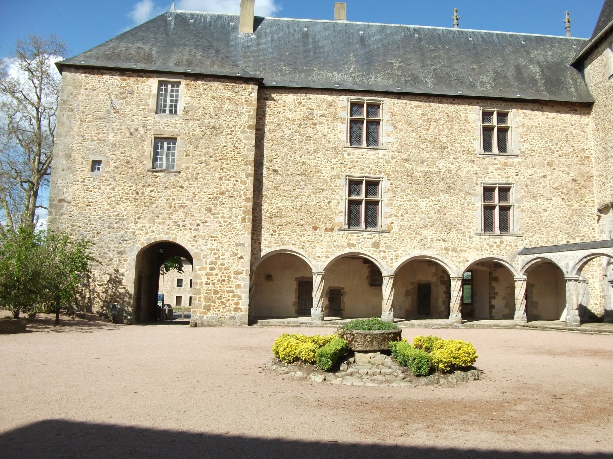 Château de Rochechouart (Rochechouart) Château de Rochechouart — château à Rochechouart, Haute-Vienne, intérieur, classé mh