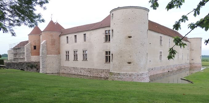 Château de Launoy-Renault — château à Verdelot, Seine-et-Marne, inscrit mh