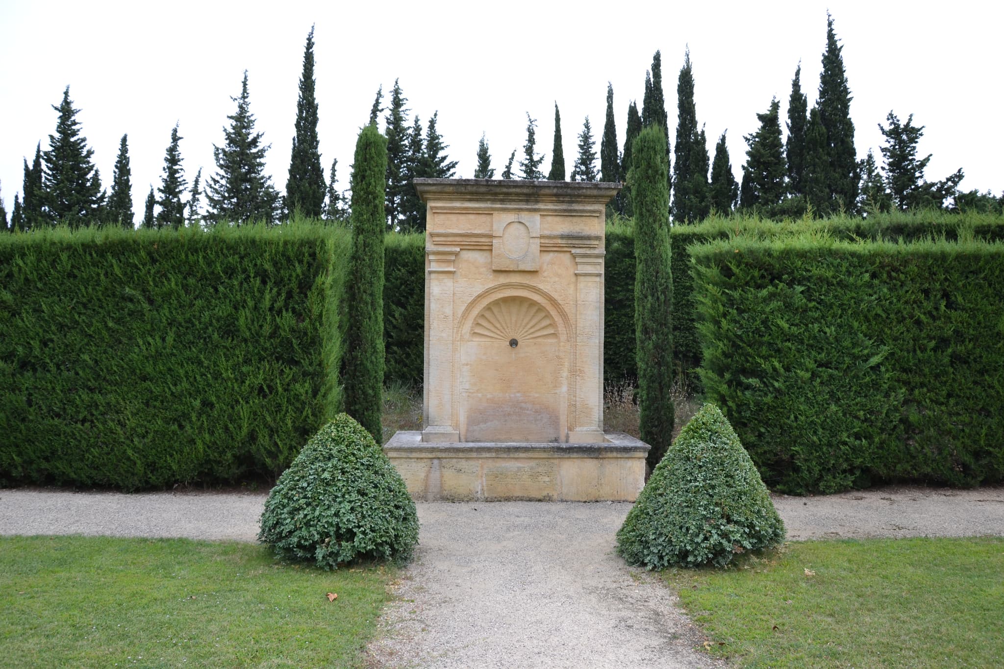 Mas de la Brune (Eygalières) — château à Eygalières, Bouches-du-Rhône, vue de nuit, classé mh
