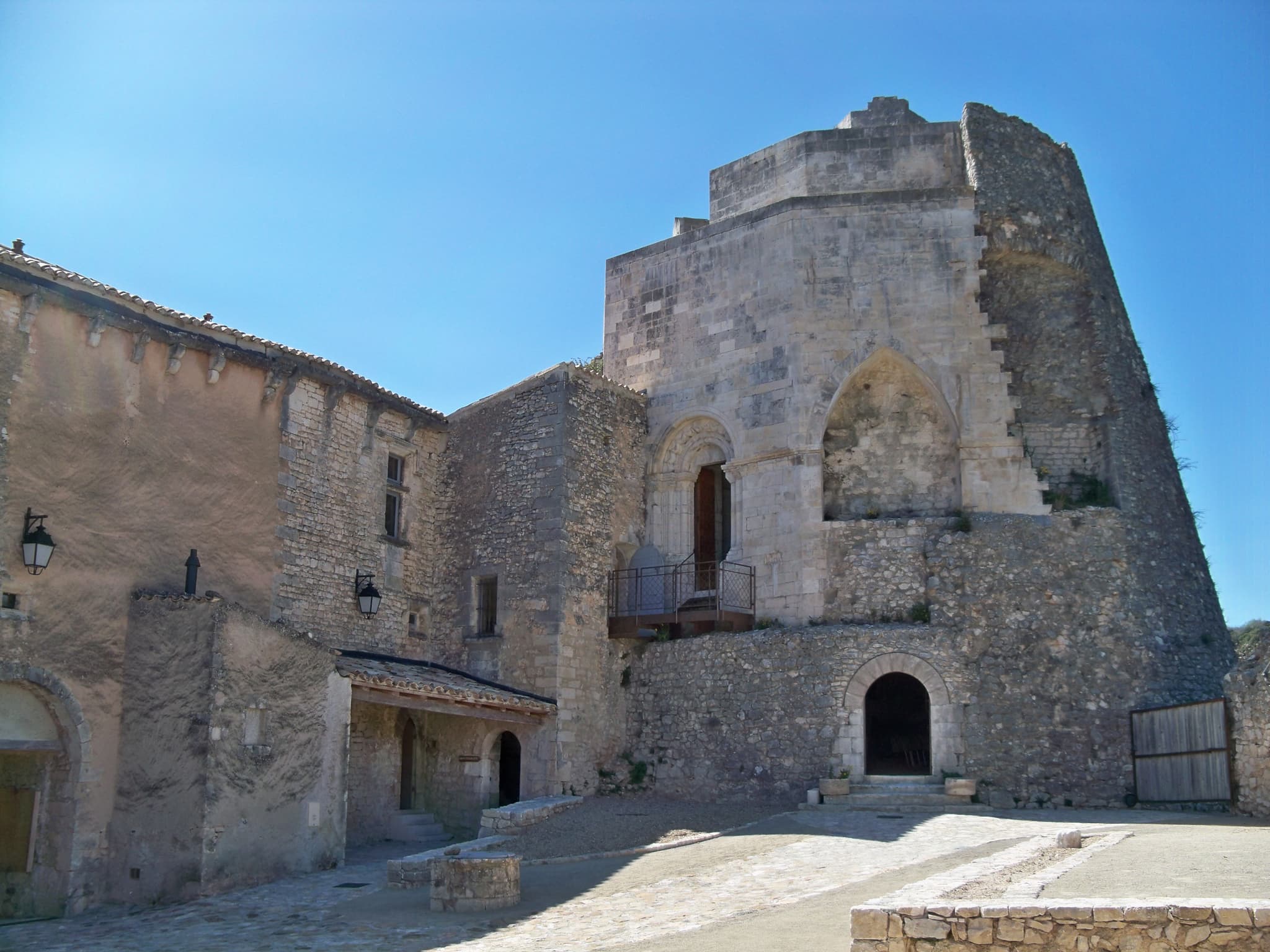 Château de Simiane-la-Rotonde — château à Simiane-la-Rotonde, Alpes-de-Haute-Provence, façade, classé mh