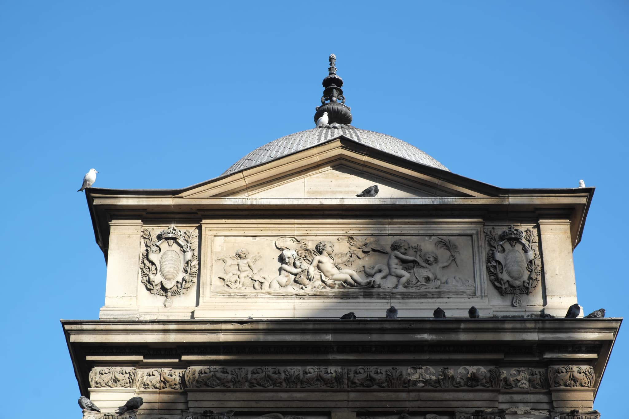 Fontaine des Innocents — architecture utilitaire à Paris (1er), Paris, vue de nuit, classé mh