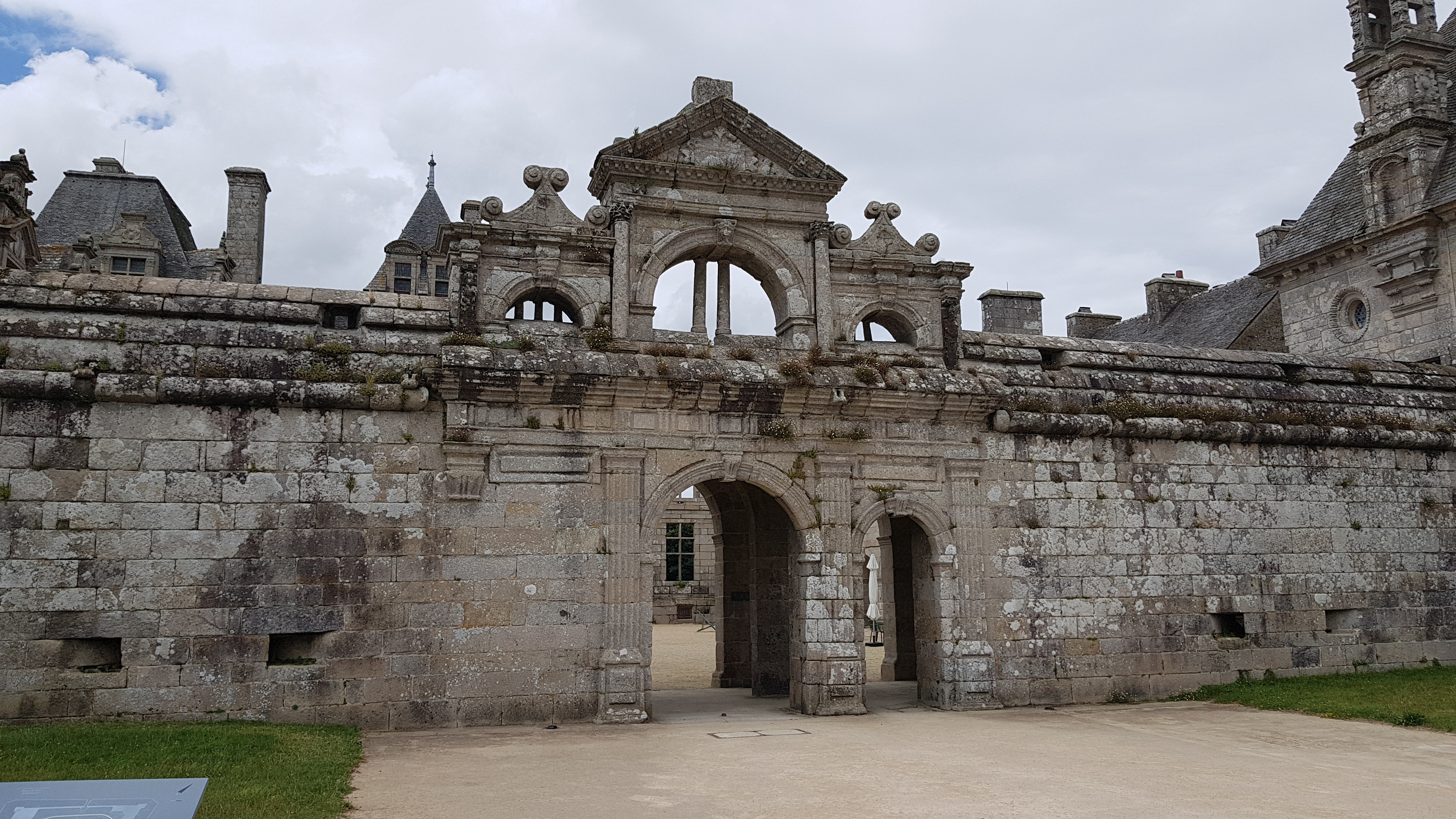 Château de Kerjean (Saint-Vougay) Château de Kerjean — château à Saint-Vougay, Finistère, vue de nuit, classé mh