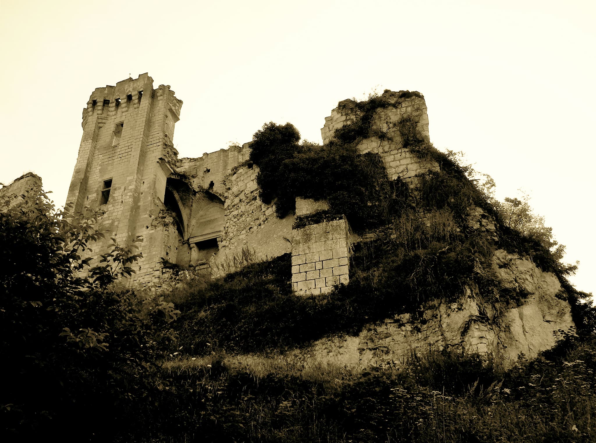 Château de Lavardin — château à Lavardin, Loir-et-Cher, vue de nuit, classé mh