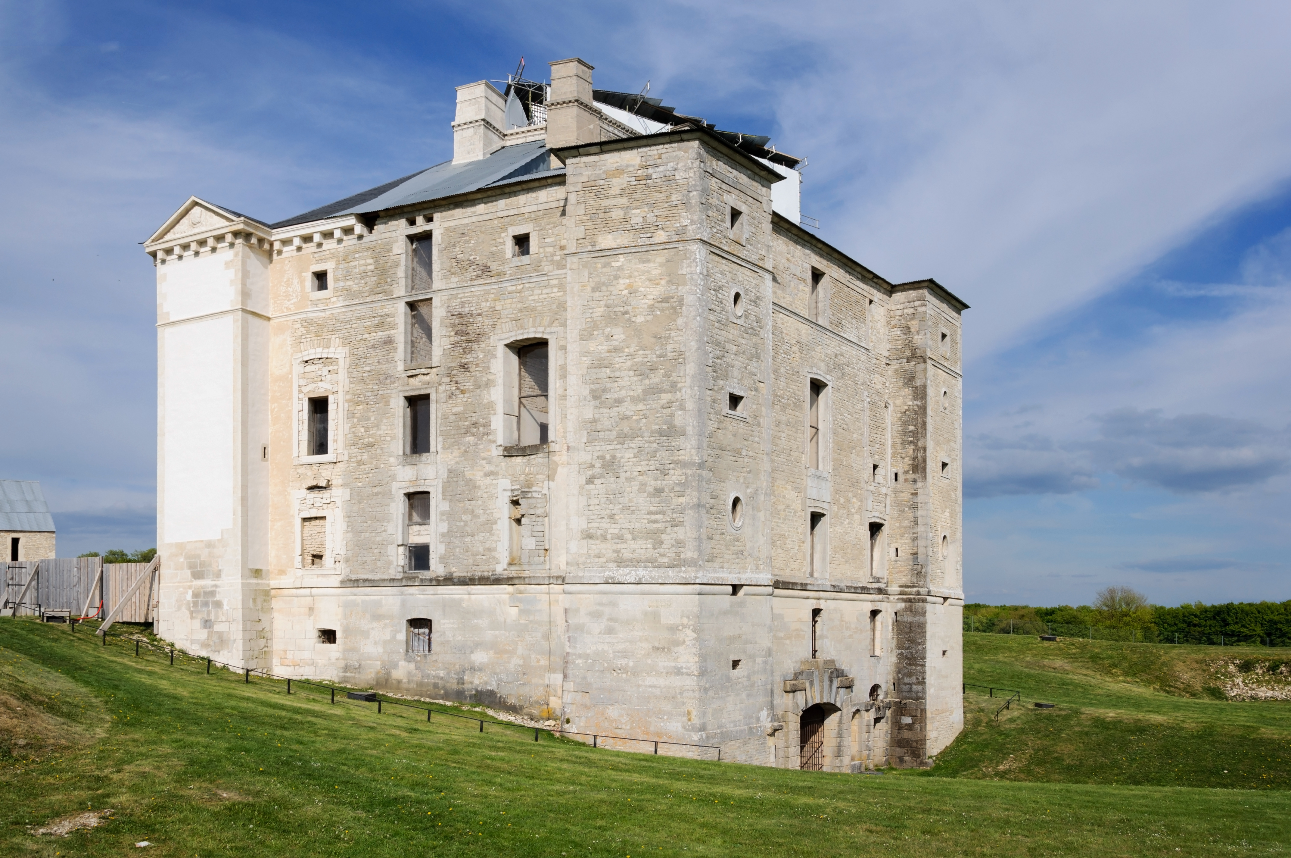 Château de Maulnes — château à Cruzy-le-Châtel, Yonne, vue de nuit, classé mh