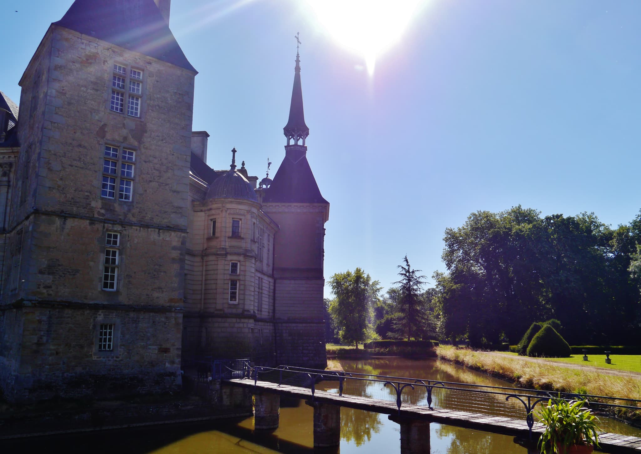 Château de Sully (Saône-et-Loire) — château à Sully, Saône-et-Loire, façade, classé mh