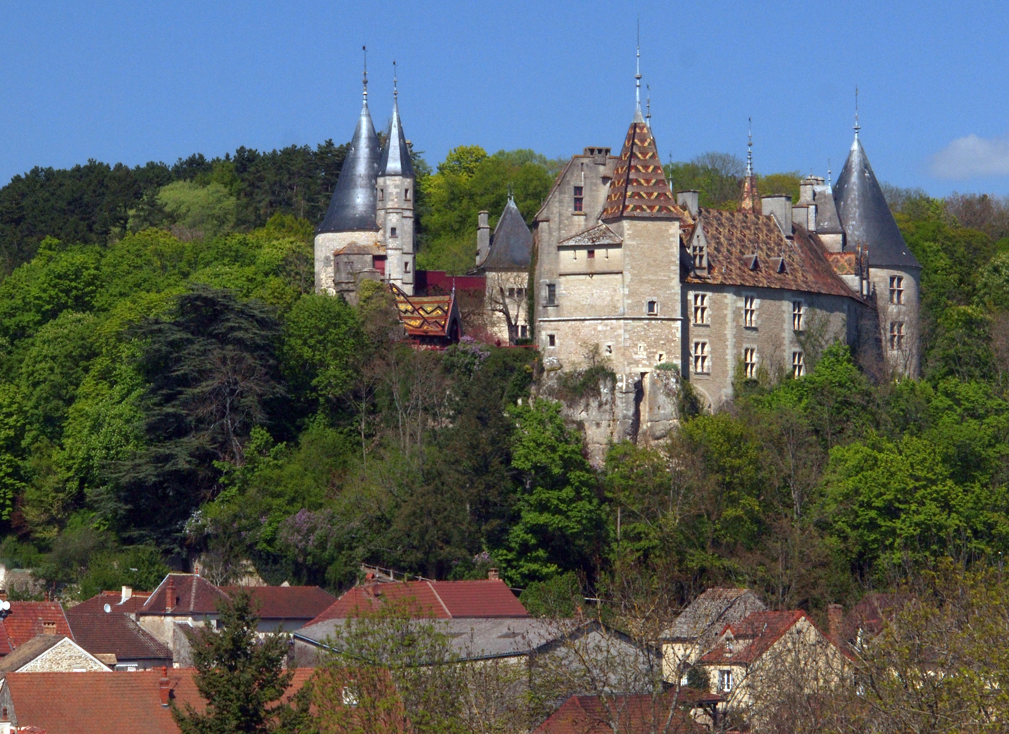 Château de Rochepot — château à La Rochepot, Côte-d'Or, vue de nuit, classé mh