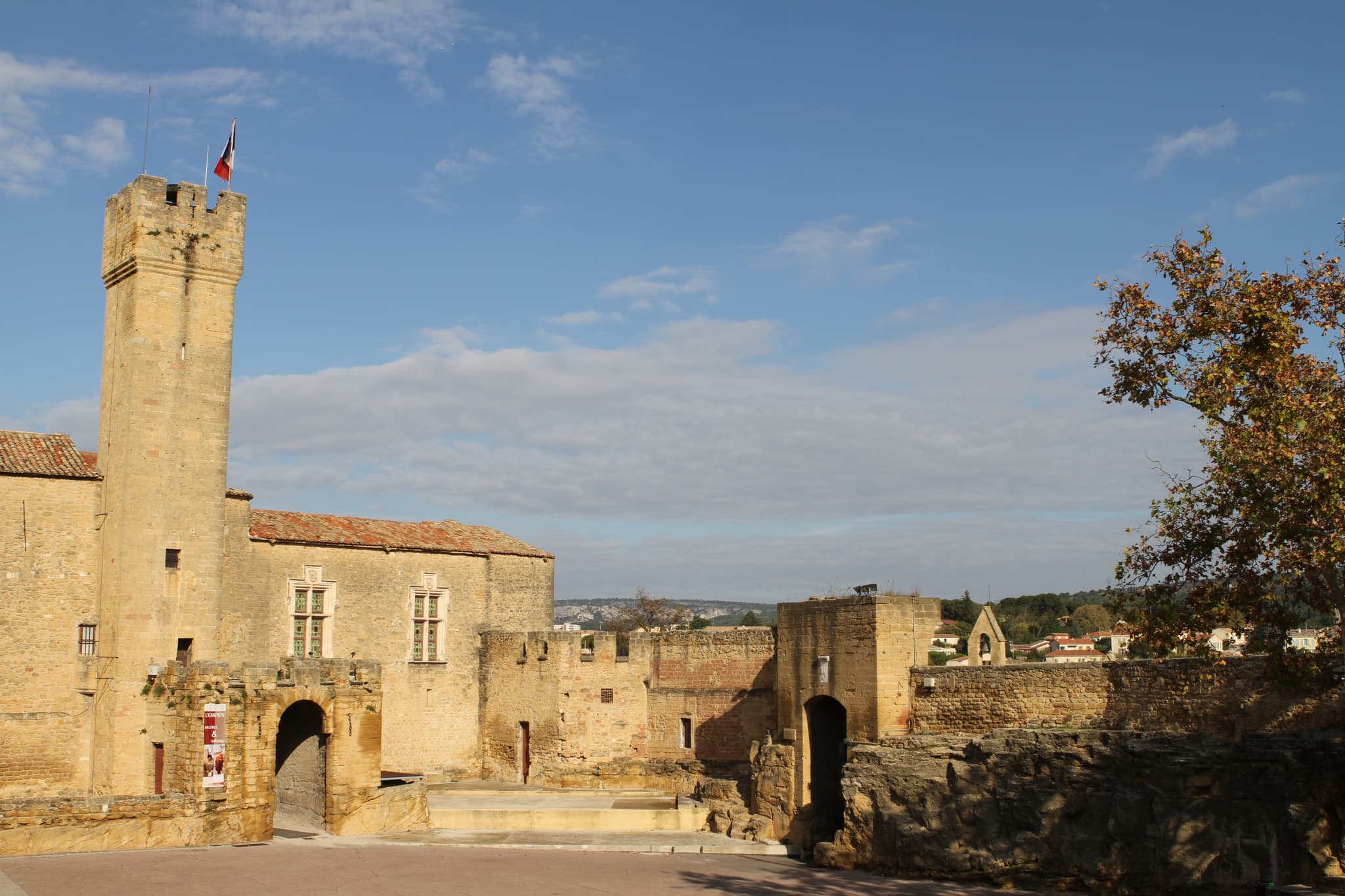 Château de l'Empéri — château à Salon-de-Provence, Bouches-du-Rhône, vue de nuit, classé mh