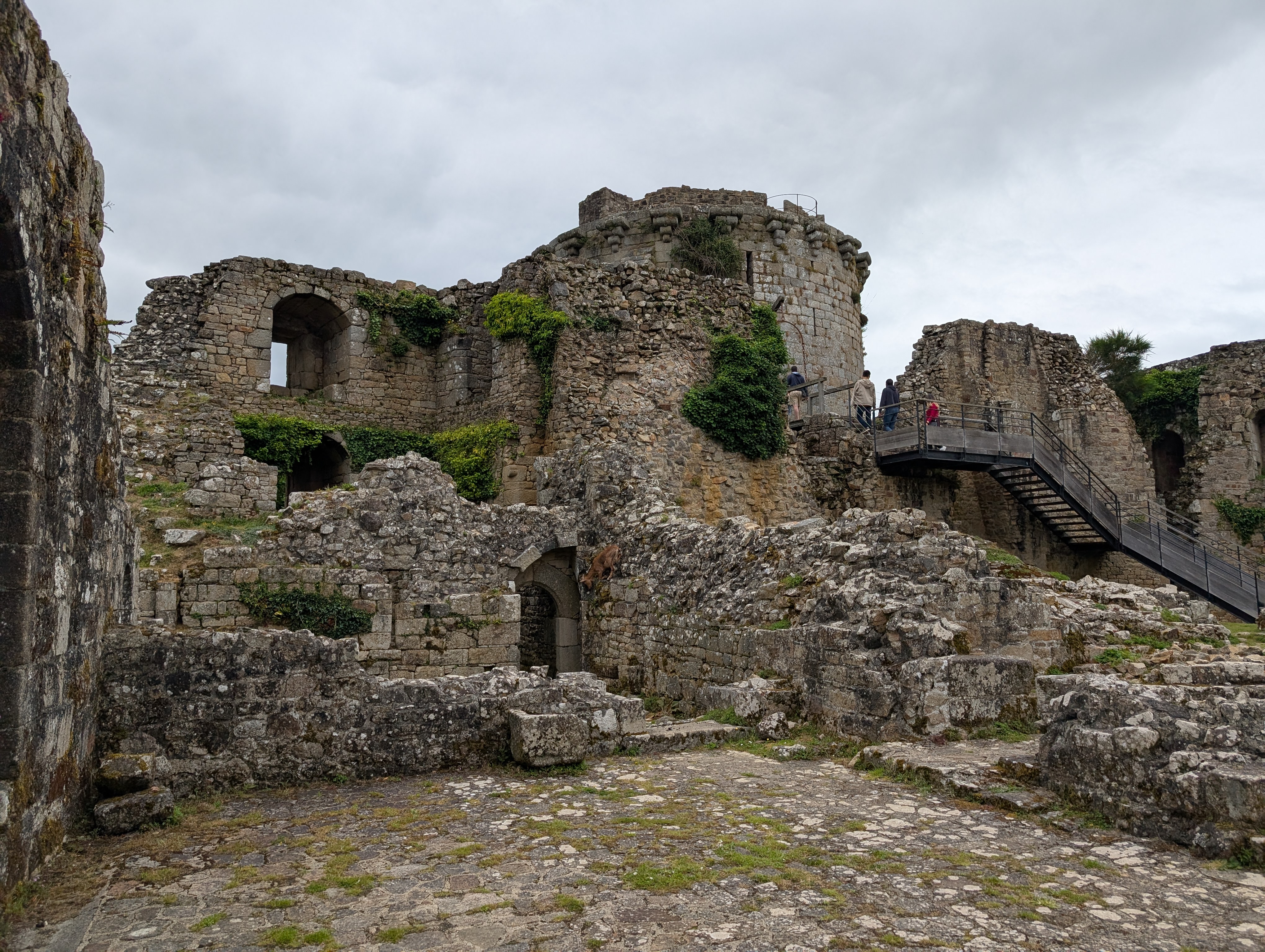 Château de Tonquédec (Tonquédec) Château de Tonquédec — château à Tonquédec, Côtes-d'Armor, intérieur, classé mh