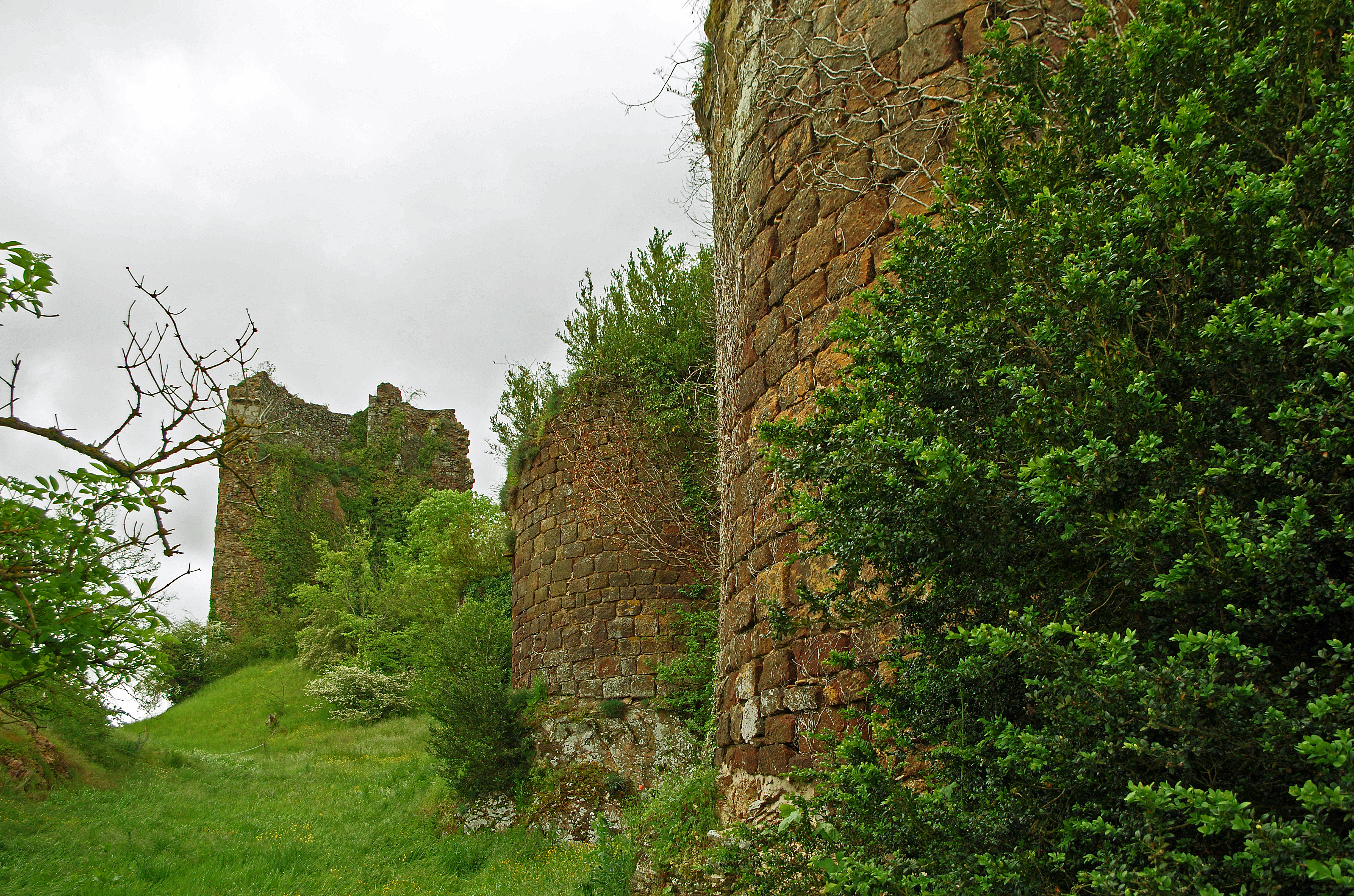 Château de Rochechouart (Rochechouart) Château de Rochechouart — château à Rochechouart, Haute-Vienne, façade, classé mh