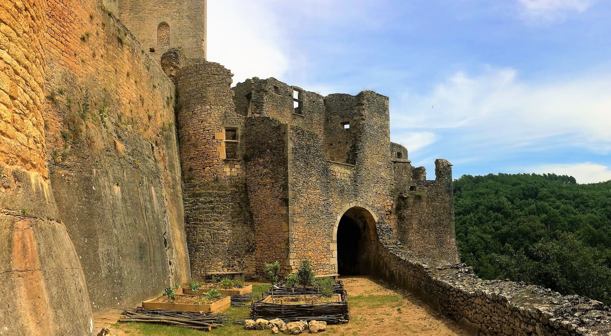Château de Bonaguil — château à Saint-Front-sur-Lémance, Lot-et-Garonne, vue de nuit, classé mh