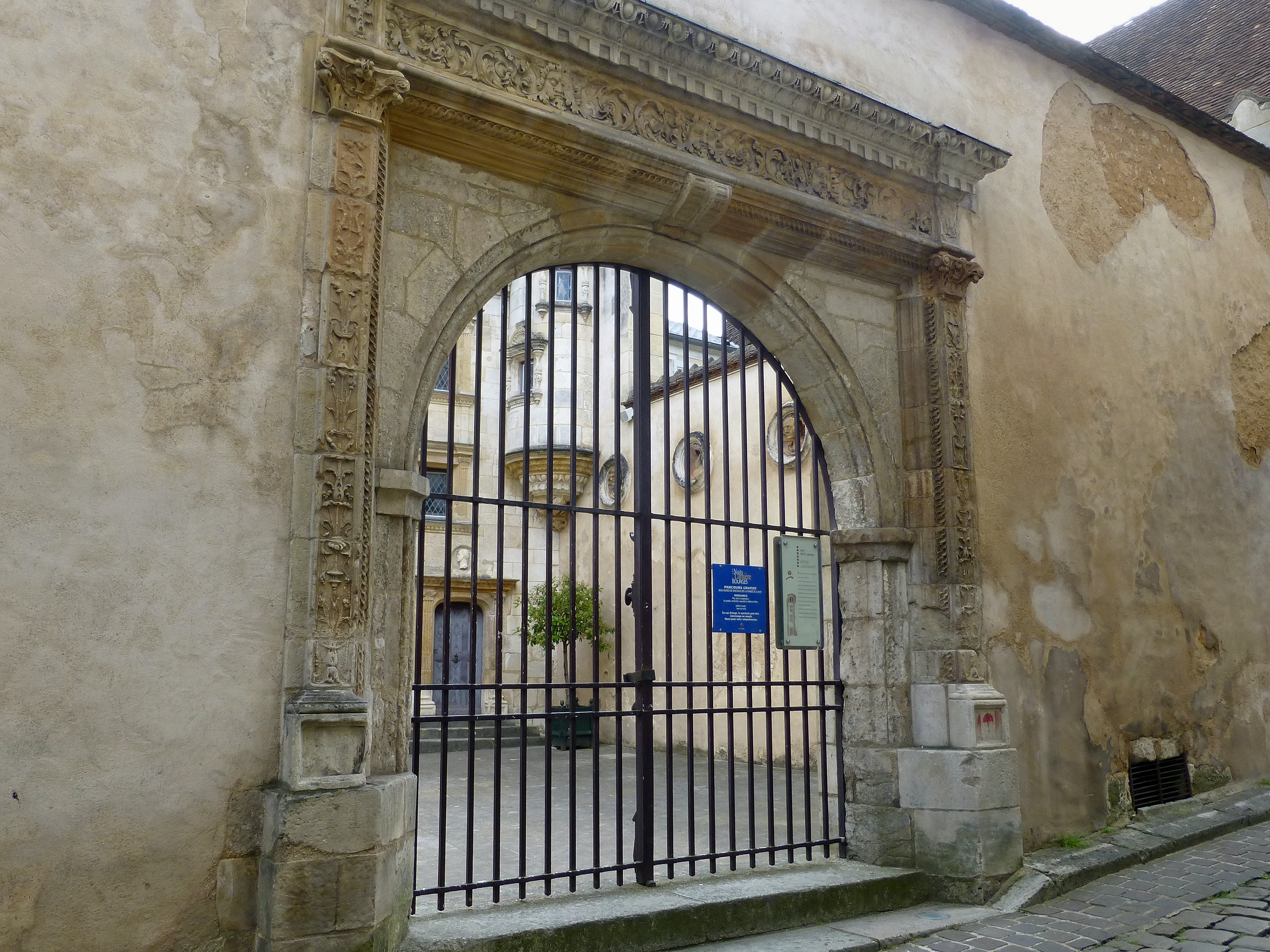 Hôtel Lallemant (Bourges) (Bourges) Hôtel Lallemant (Bourges) — architecture civile à Bourges, Cher, intérieur, classé mh
