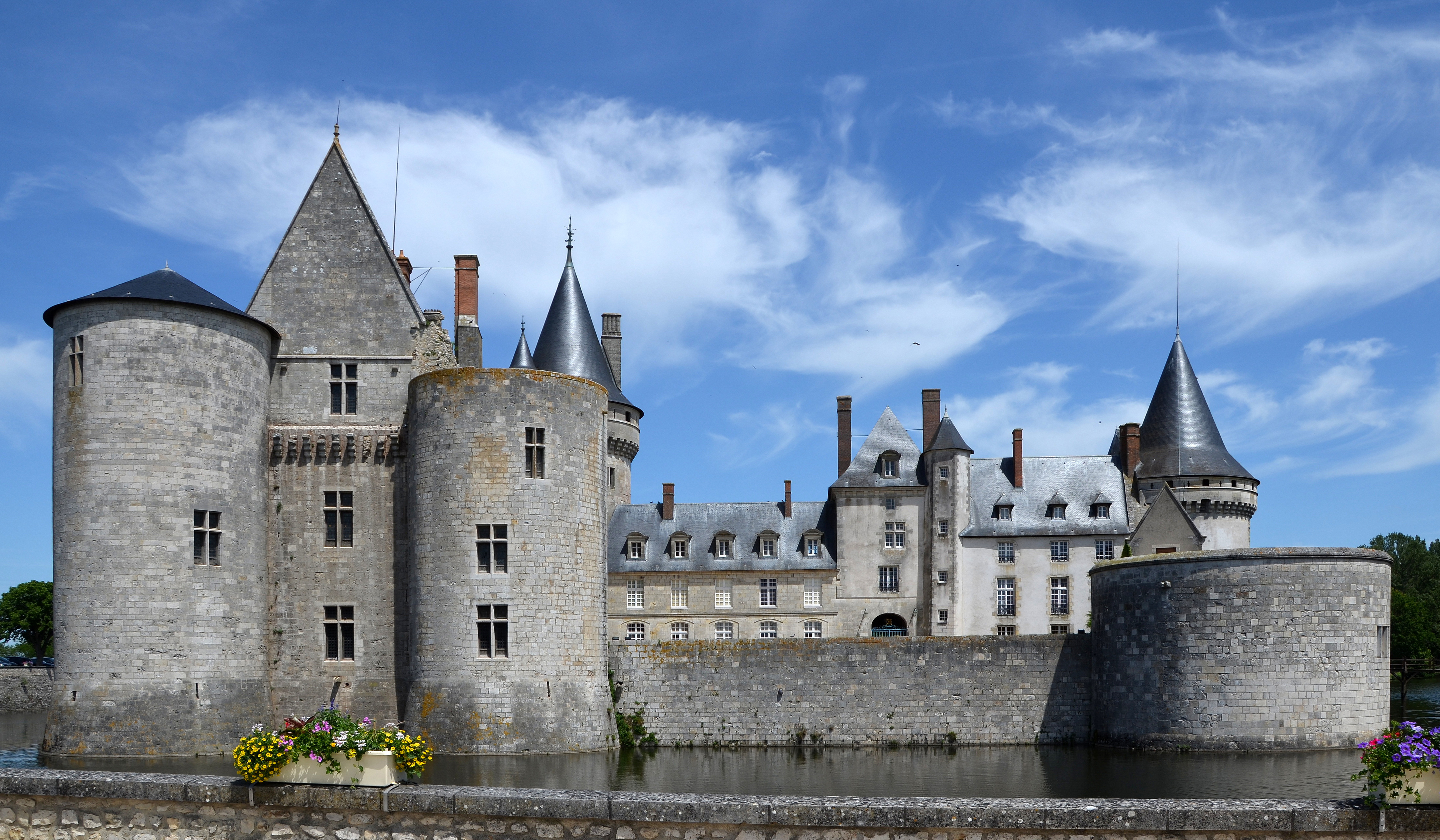 Château de Sully-sur-Loire — château à Sully-sur-Loire, Loiret, vue de nuit, classé mh