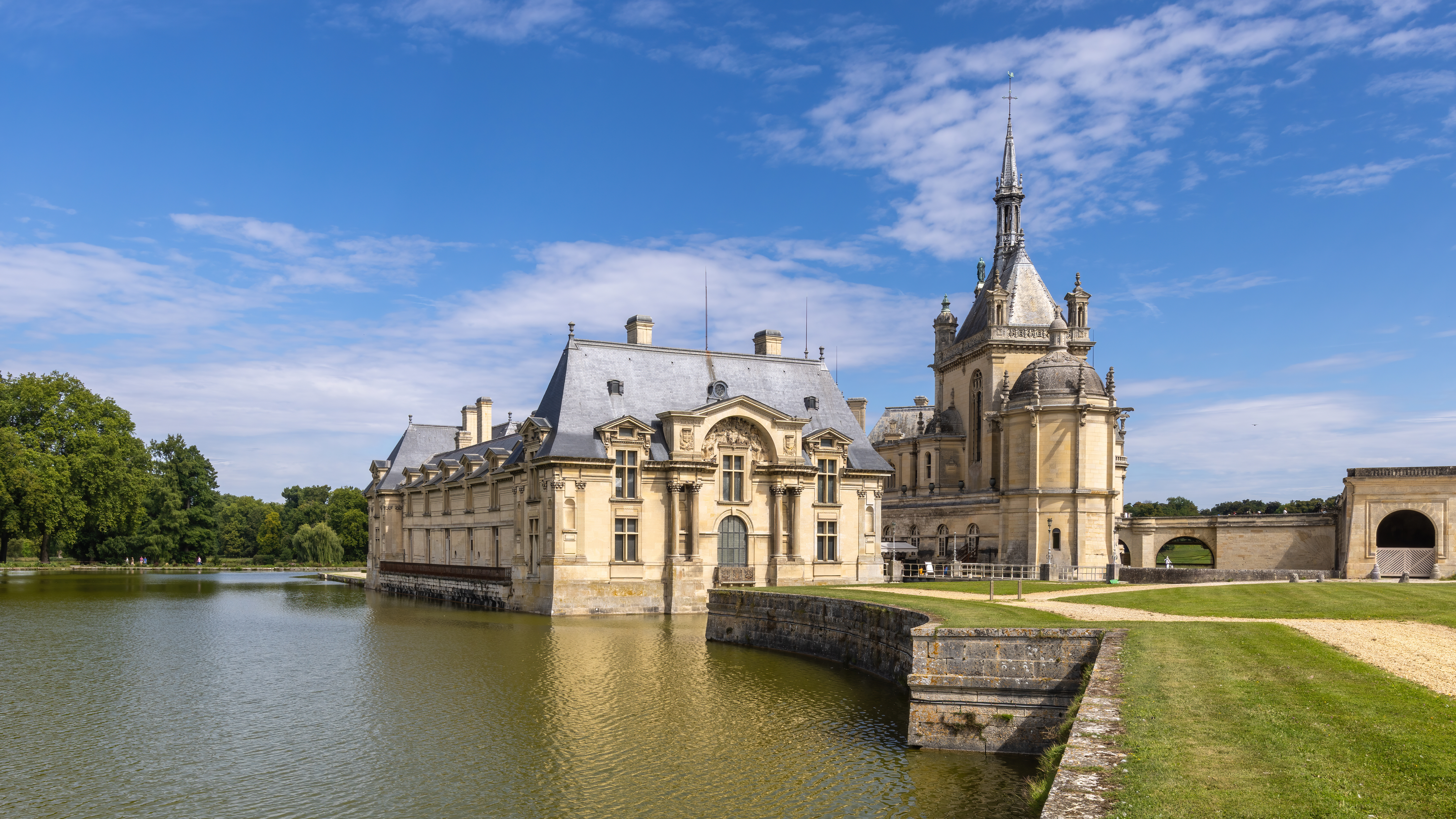 Château de Chantilly (Chantilly) Château de Chantilly — château à Chantilly, Oise, vue de nuit, classé mh