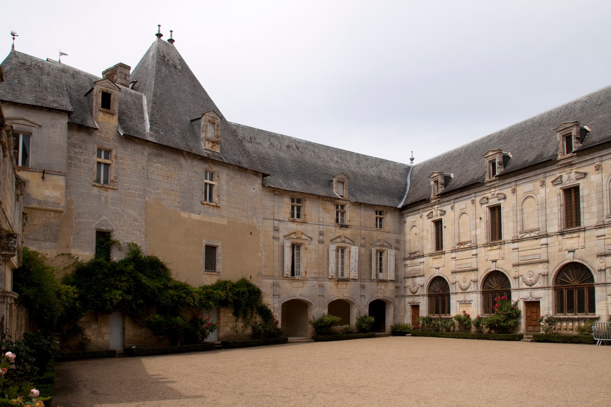 Château de Vayres (Vayres) Château de Vayres — château à Vayres, Gironde, intérieur, classé mh