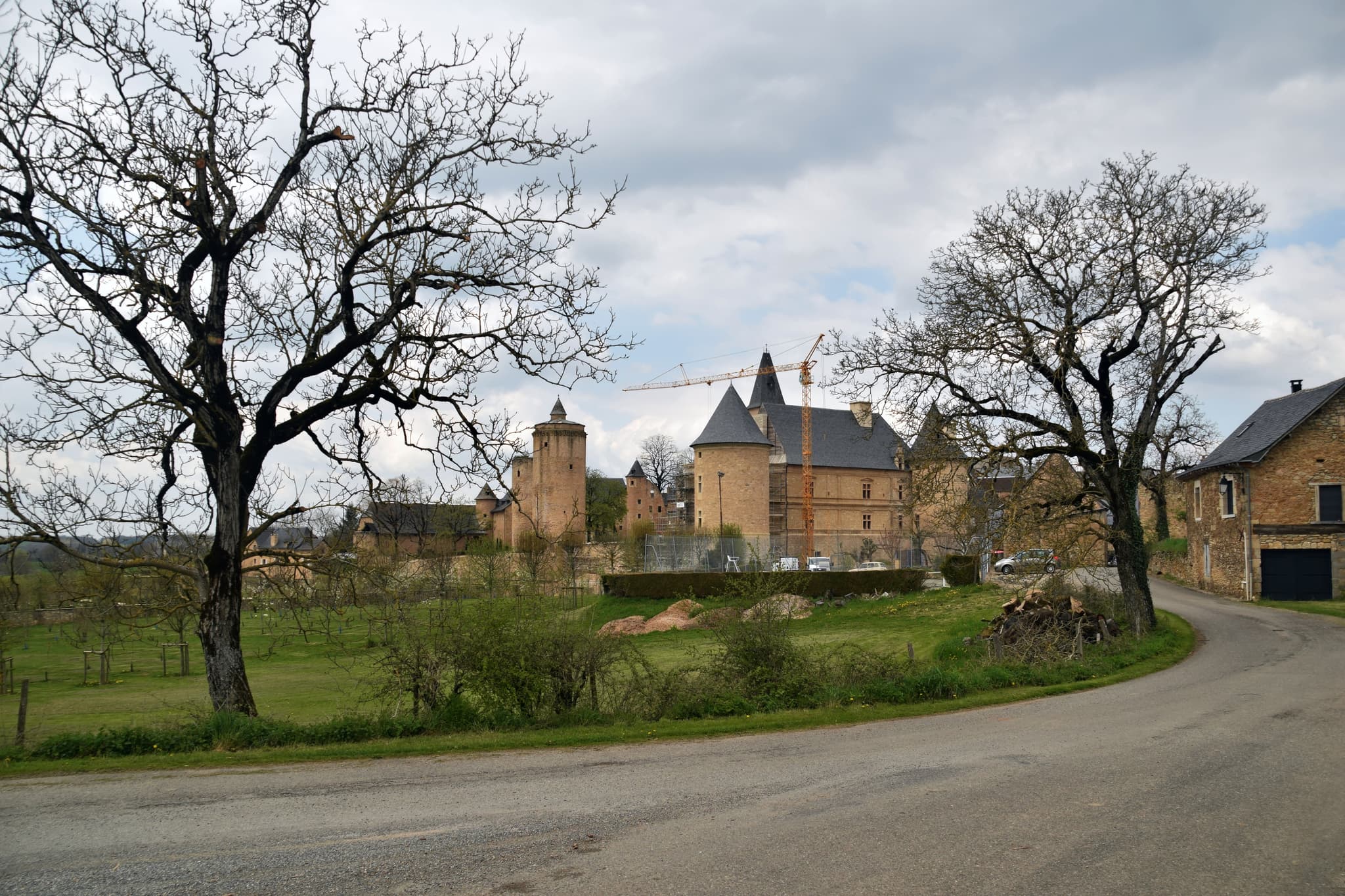 Château de Bournazel (Bournazel) Château de Bournazel — château à Bournazel, Aveyron, vue de nuit, classé mh