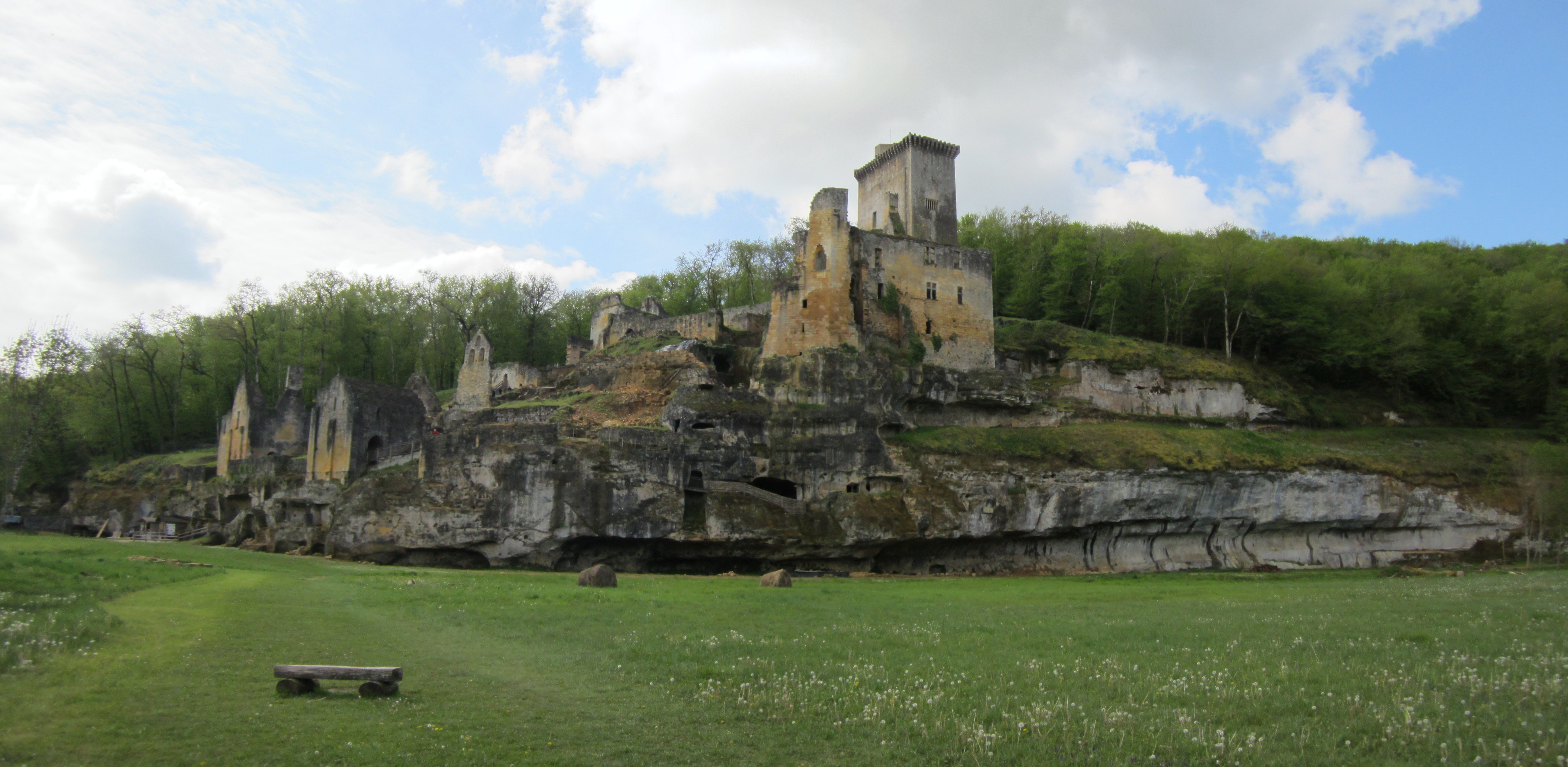 Château de Commarque (Les Eyzies) Château de Commarque — château à Les Eyzies, Dordogne, vue de nuit, classé mh