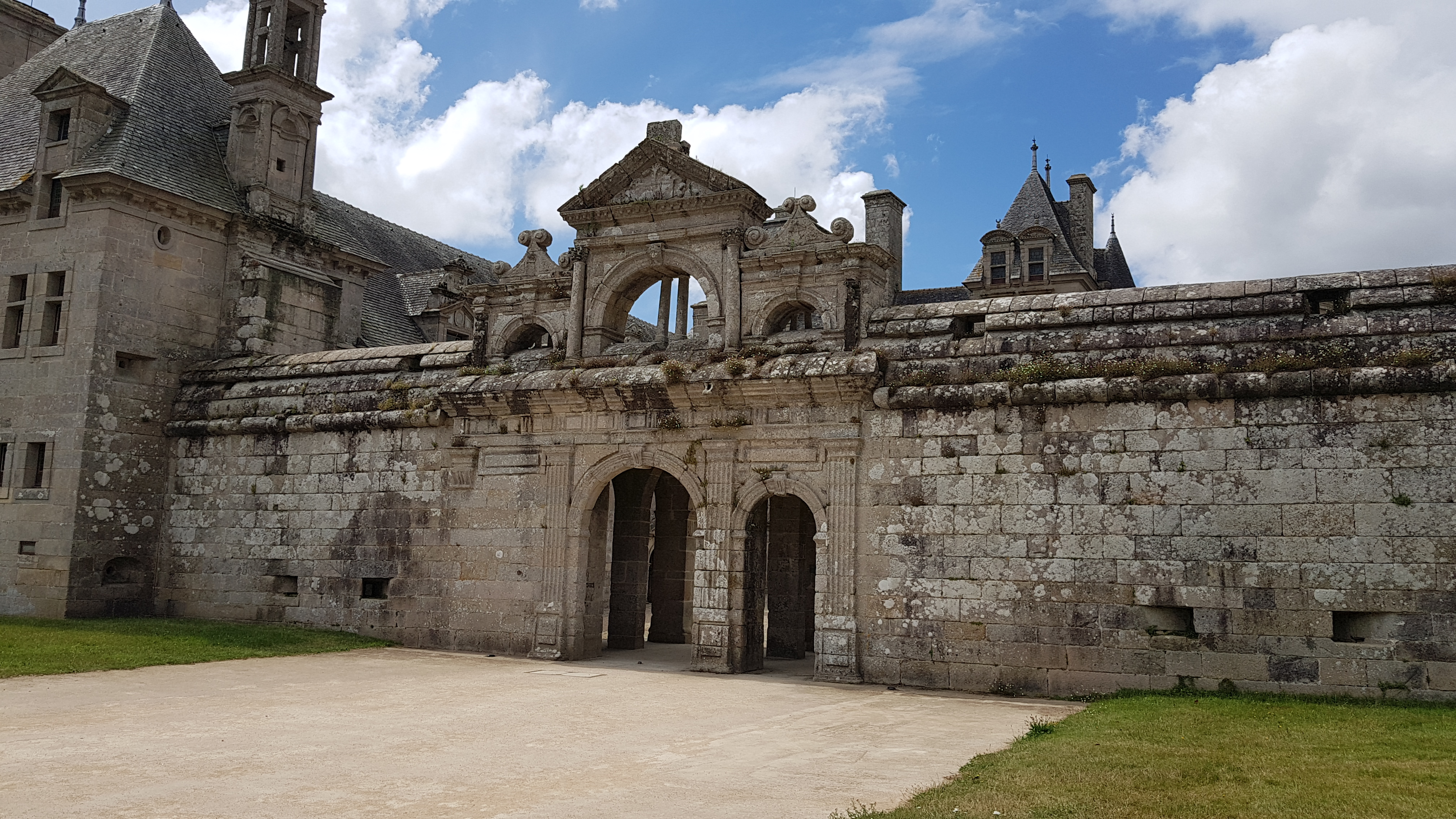 Château de Kerjean (Saint-Vougay) Château de Kerjean — château à Saint-Vougay, Finistère, intérieur, classé mh