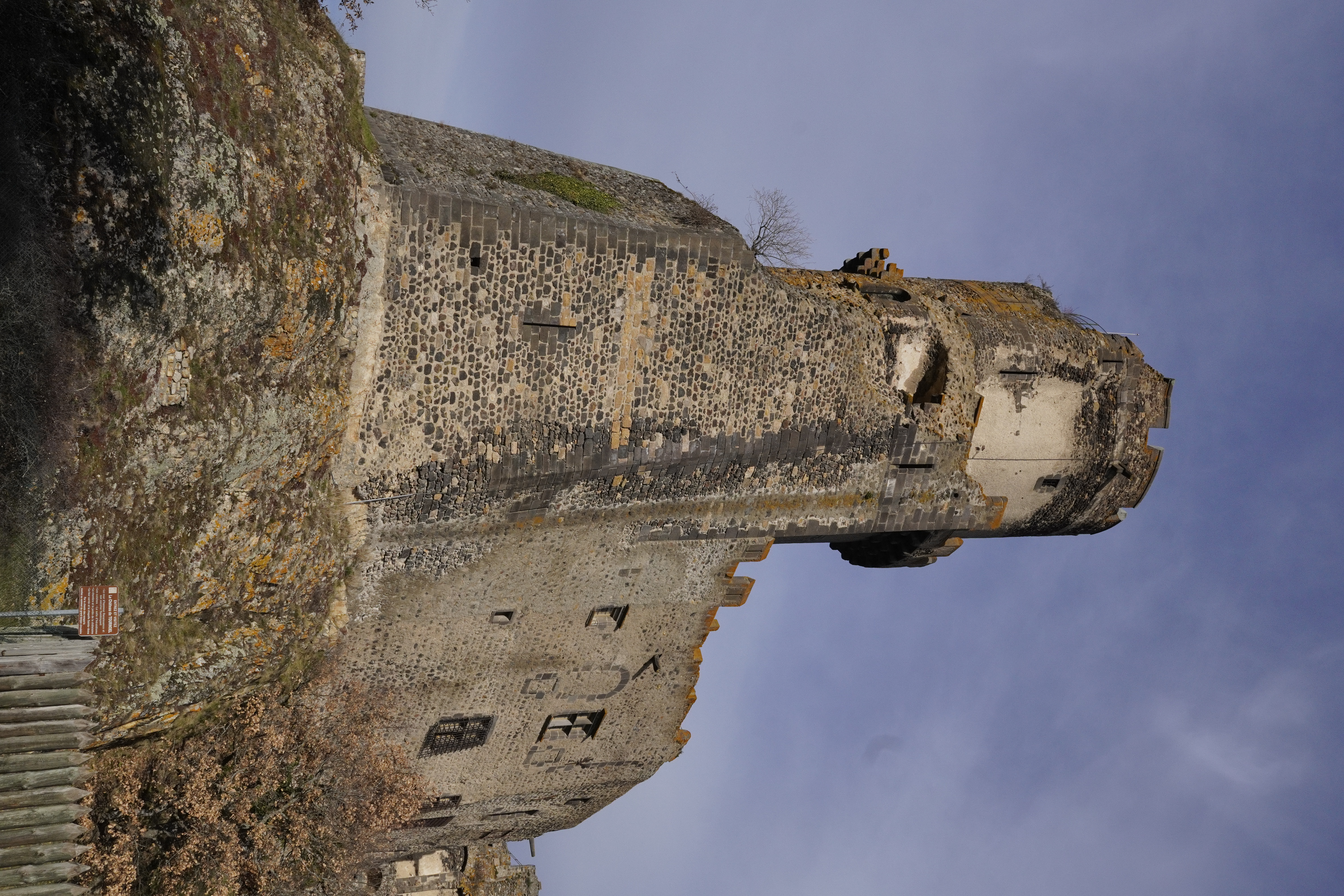 Château de Tournoel (Volvic) Château de Tournoel — château à Volvic, Puy-de-Dôme, façade, classé mh