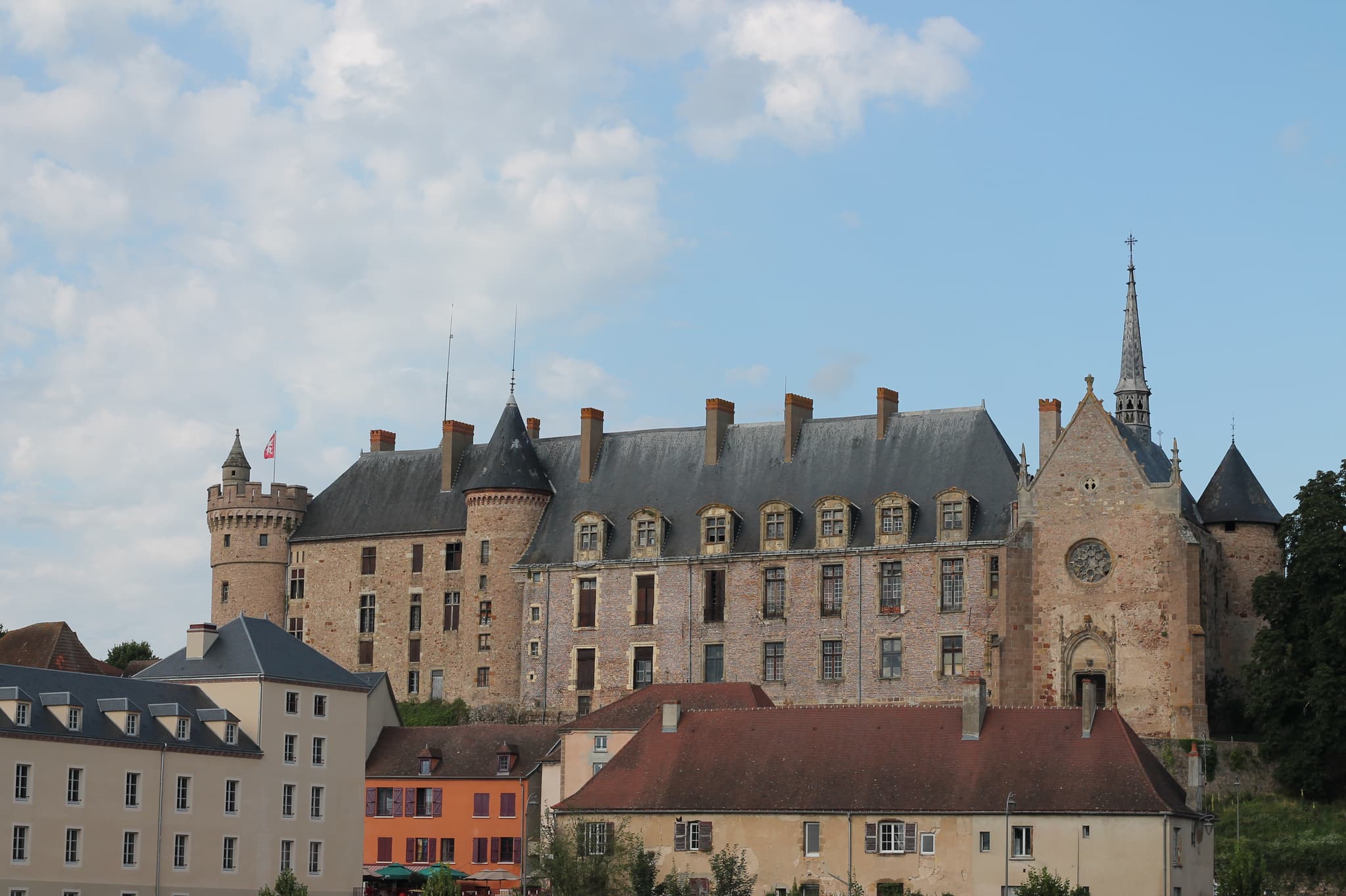 Château de la Palice (Lapalisse) Château de la Palice — château à Lapalisse, Allier, vue de nuit, classé mh